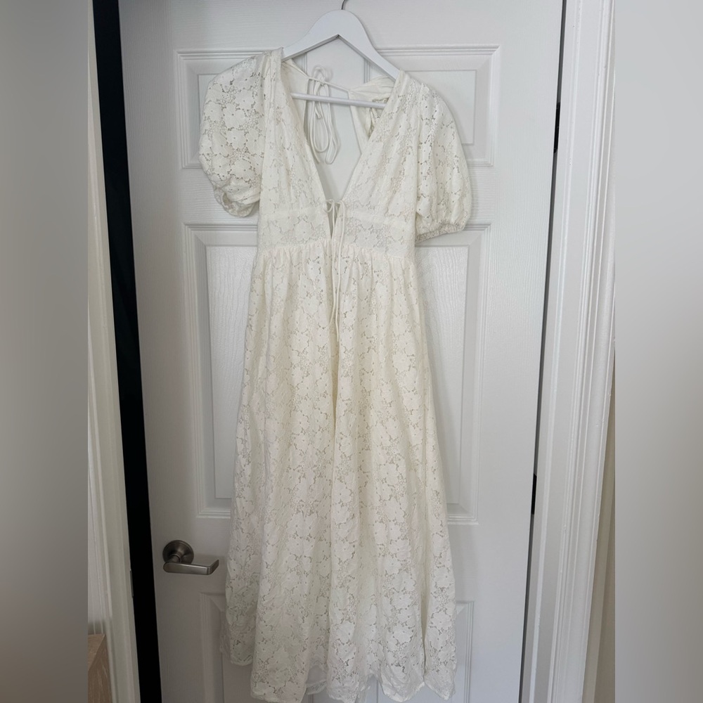 Storia Elegant White Lace Dress